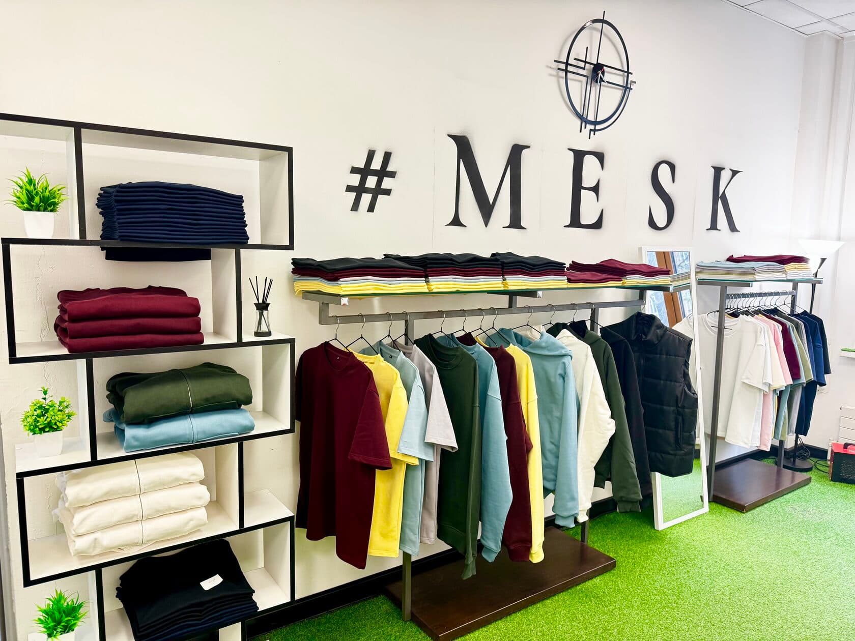 Готовый мерч MESK на стойке